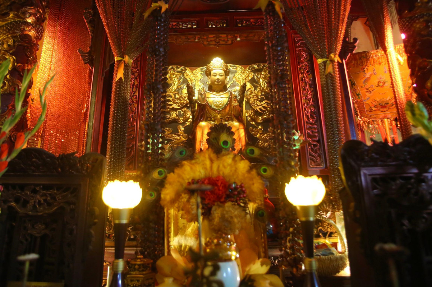 Đức Nguyên phi tên thật là Lê Thị Yến, người hương Thổ Lỗi, huyện Siêu Thoại, trấn Kinh Bắc (nay là huyện Thuận Thành, tỉnh Bắc Ninh). Trong hơn nửa thế kỷ (1063 - 1117) là Nguyên phi, rồi Hoàng hậu, Nhiếp chính Triều Lý, Ỷ Lan Nguyên phi đã tỏ ra là bậc nữ lưu kiệt xuất, có tài kinh bang tế thế phò vua giúp nước, người hai lần nhiếp chính, giúp vua đánh thắng giặc.