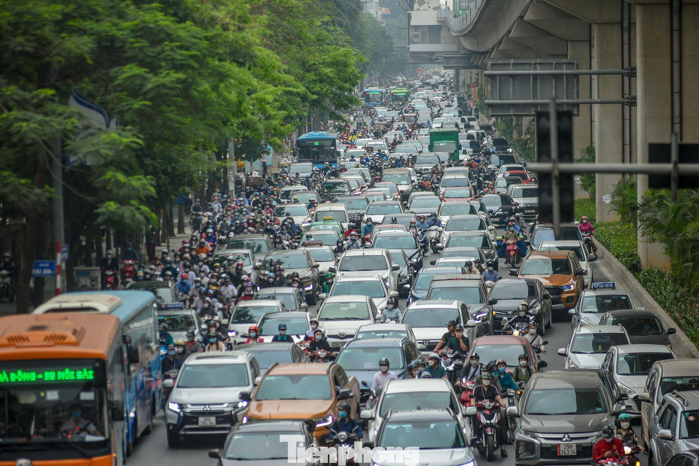 "Biển người" trên đường Nguyễn Trãi hướng về nội đô vào sáng nay.