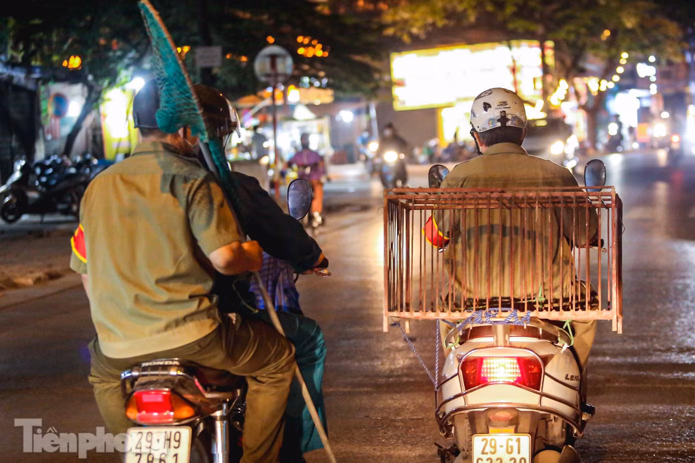 "Mỗi tuần đội thường tuần tra bắt chó 2 lần. Trong thời gian đầu thực hiện, khi thấy chó nhà bị bắt, nhiều người phản ứng và gây nhiều khó khăn cho tổ công tác, tuy nhiên sau khi giải thích, người dân đã ý thức hơn. Hoạt động được 3 năm, lượng chó thả rông đã giảm hẳn", ông Ngô Nguyên Bắc - Đội trưởng đội bắt chó thả rông phường Kim Giang cho biết. "Mỗi tuần đội thường tuần tra bắt chó 2 lần. Trong thời gian đầu thực hiện, khi thấy chó nhà bị bắt, nhiều người phản ứng và gây nhiều khó khăn cho tổ công tác, tuy nhiên sau khi giải thích, người dân đã ý thức hơn. Hoạt động được 3 năm, lượng chó thả rông đã giảm hẳn", ông Ngô Nguyên Bắc - Đội trưởng đội bắt chó thả rông phường Kim Giang cho biết.