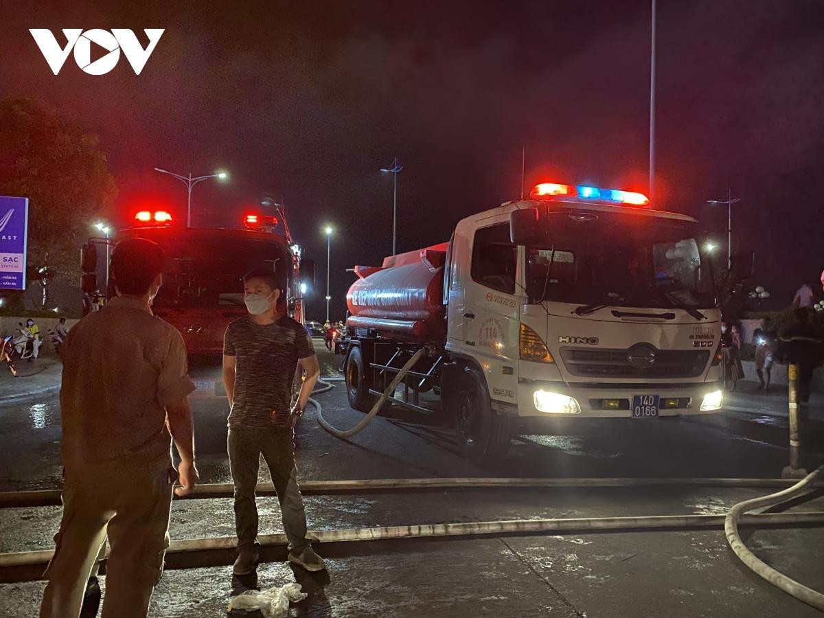 Đám cháy thiêu rụi khoảng 30 gian hàng của tiểu thương.