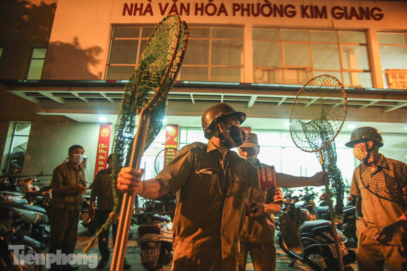 Mới đây, Phó Chủ tịch UBND thành phố Hà Nội Nguyễn Mạnh Quyền ký ban hành Kế hoạch thực hiện chương trình quốc gia phòng, chống bệnh dại trên địa bàn thành phố giai đoạn 2022 - 2030. "Các phường, xã, thị trấn quy định cụ thể việc bắt giữ chó thả rông ở nơi công cộng thuộc địa bàn quản lý; thành lập đội bắt chó thả rông và động vật mắc bệnh dại, có dấu hiệu mắc bệnh dại; bố trí khu vực nhốt giữ và thông báo trên các phương tiện thông tin đại chúng về địa điểm tạm giữ chó bị bắt để chủ vật nuôi đến nhận; xử phạt vi phạm hành chính đối với chủ vật nuôi vi phạm hành chính trong quản lý nuôi chó, mèo, không tiêm vắc xin dại cho chó, mèo theo quy định của pháp luật; quyết định biện pháp xử lý chó bị bắt giữ trong trường hợp sau 48 giờ kể từ khi có thông báo mà không có người nhận", kế hoạch nêu.