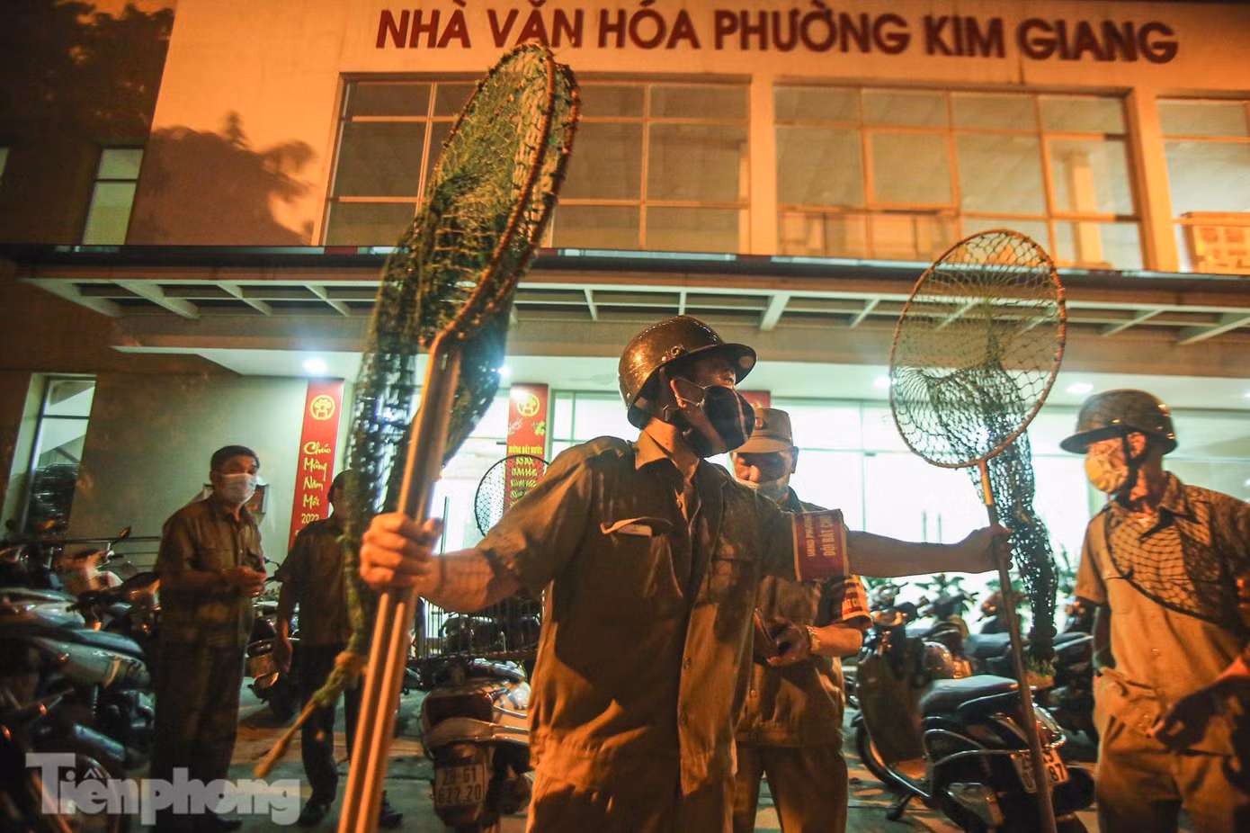 Mới đây, Phó Chủ tịch UBND thành phố Hà Nội Nguyễn Mạnh Quyền ký ban hành Kế hoạch thực hiện chương trình quốc gia phòng, chống bệnh dại trên địa bàn thành phố giai đoạn 2022 - 2030. "Các phường, xã, thị trấn quy định cụ thể việc bắt giữ chó thả rông ở nơi công cộng thuộc địa bàn quản lý; thành lập đội bắt chó thả rông và động vật mắc bệnh dại, có dấu hiệu mắc bệnh dại; bố trí khu vực nhốt giữ và thông báo trên các phương tiện thông tin đại chúng về địa điểm tạm giữ chó bị bắt để chủ vật nuôi đến nhận; xử phạt vi phạm hành chính đối với chủ vật nuôi vi phạm hành chính trong quản lý nuôi chó, mèo, không tiêm vắc xin dại cho chó, mèo theo quy định của pháp luật; quyết định biện pháp xử lý chó bị bắt giữ trong trường hợp sau 48 giờ kể từ khi có thông báo mà không có người nhận", kế hoạch nêu. Mới đây, Phó Chủ tịch UBND thành phố Hà Nội Nguyễn Mạnh Quyền ký ban hành Kế hoạch thực hiện chương trình quốc gia phòng, chống bệnh dại trên địa bàn thành phố giai đoạn 2022 - 2030. "Các phường, xã, thị trấn quy định cụ thể việc bắt giữ chó thả rông ở nơi công cộng thuộc địa bàn quản lý; thành lập đội bắt chó thả rông và động vật mắc bệnh dại, có dấu hiệu mắc bệnh dại; bố trí khu vực nhốt giữ và thông báo trên các phương tiện thông tin đại chúng về địa điểm tạm giữ chó bị bắt để chủ vật nuôi đến nhận; xử phạt vi phạm hành chính đối với chủ vật nuôi vi phạm hành chính trong quản lý nuôi chó, mèo, không tiêm vắc xin dại cho chó, mèo theo quy định của pháp luật; quyết định biện pháp xử lý chó bị bắt giữ trong trường hợp sau 48 giờ kể từ khi có thông báo mà không có người nhận", kế hoạch nêu.