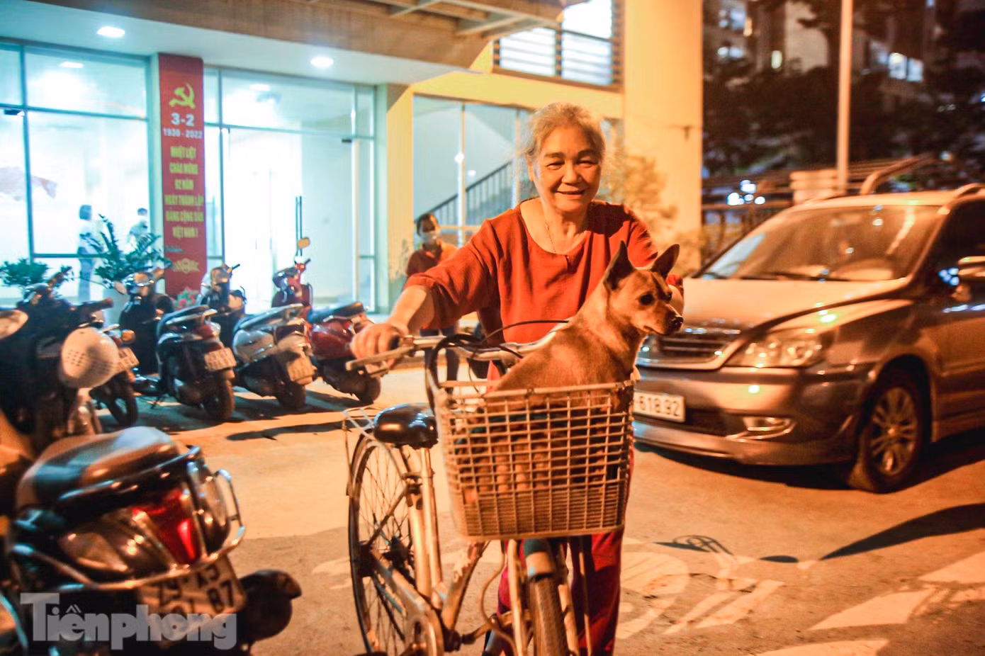 "Hoạt động bắt chó thả rông không rọ mõm chủ yếu để nâng cao ý thức của chủ nuôi, đảm bảo an toàn cho người xung quanh, được đa số người dân ủng hộ. Chú chó nào chưa được tiêm phòng thì phải tiêm phòng xong mới được mang về, đề phòng chó cắn gây bệnh dại cho người", bà Nguyễn Thùy Dung, nhân viên thú y trên địa bàn quận Thanh Xuân cho biết. "Hoạt động bắt chó thả rông không rọ mõm chủ yếu để nâng cao ý thức của chủ nuôi, đảm bảo an toàn cho người xung quanh, được đa số người dân ủng hộ. Chú chó nào chưa được tiêm phòng thì phải tiêm phòng xong mới được mang về, đề phòng chó cắn gây bệnh dại cho người", bà Nguyễn Thùy Dung, nhân viên thú y trên địa bàn quận Thanh Xuân cho biết.