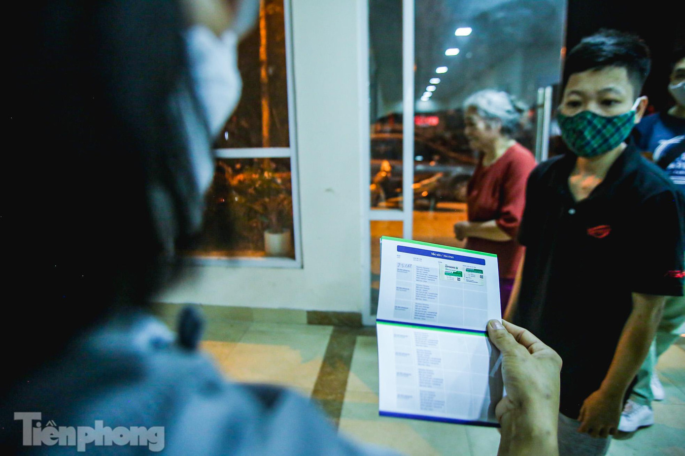 Chủ chó mang giấy tờ chứng minh và giấy tiêm phòng lên nộp phạt, nhận chó về.