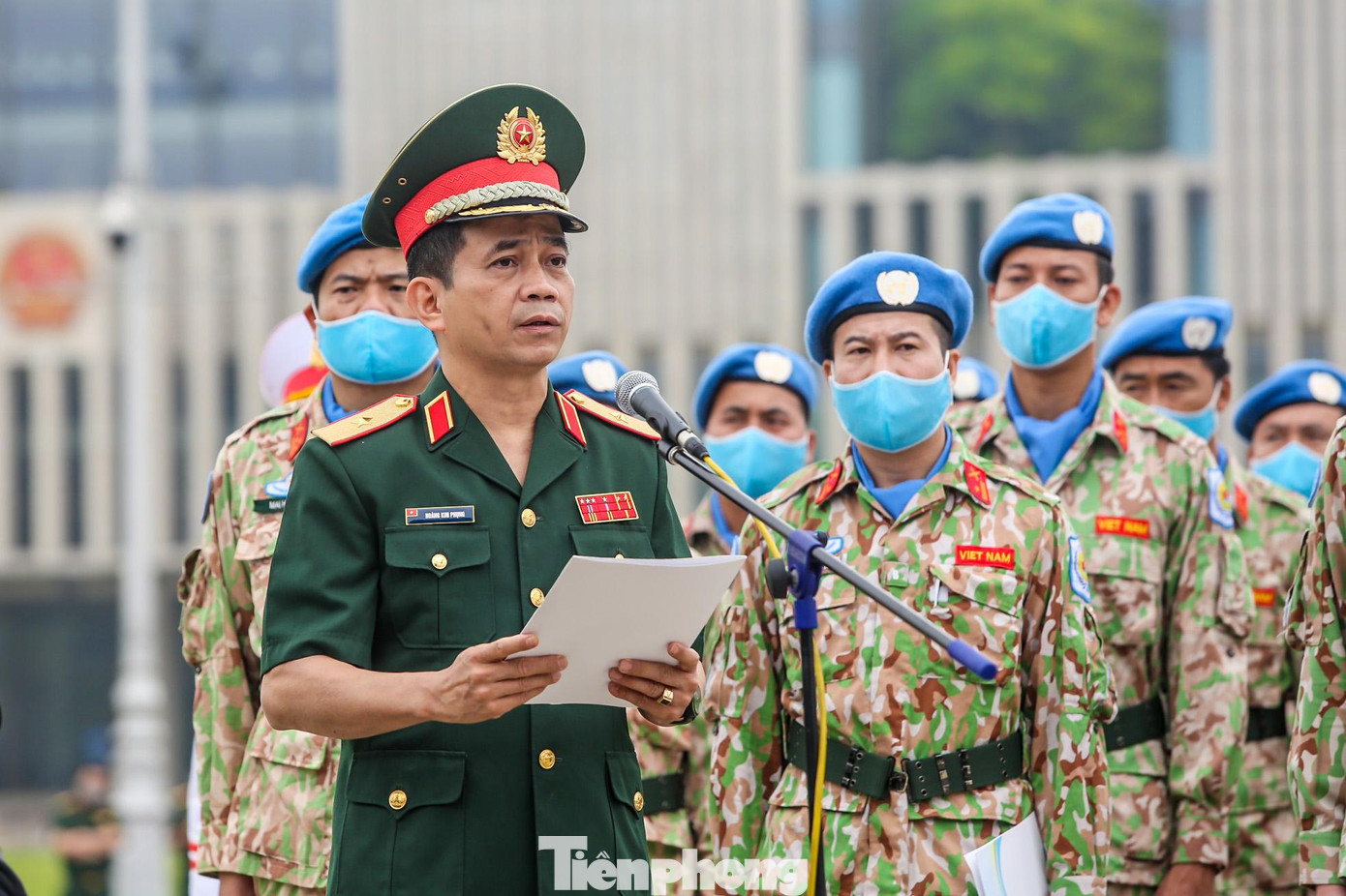 Báo cáo với Bác về kết quả của hoạt động gìn giữ hoà bình, Thiếu tướng Hoàng Kim Phụng, Cục trưởng Cục gìn giữ hoà bình Việt Nam cho biết, đến nay Việt Nam đã cử 76 lượt cán bộ sĩ quan đi thực hiện nhiệm vụ độc lập ở các vị trí Sĩ quan liên lạc, Sĩ quan tham mưu, Sĩ quan hậu cần, Sĩ quan truyền thông, Quan sát viên quân sự và 189 lượt cán bộ, nhân viên y tế trong đội hình Bệnh viện dã chiến cấp 2 tới trụ sở Liên Hợp Quốc và các Phái bộ. Lãnh đạo Liên Hợp Quốc nhiều lần gửi thư khen, thư cảm ơn tới Chính phủ Việt Nam về những đóng góp tích cực của các chiến sĩ Quân y Việt Nam cho sứ mệnh gìn giữ hoà bình. Lãnh đạo Đảng, Nhà nước tặng thưởng nhiều huân, huy chương cho tập thể, cán bộ, nhân viên, chiến sĩ gìn giữ hoà bình.