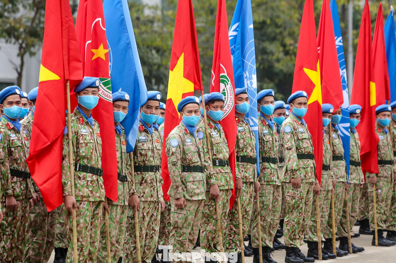 Những chiến sĩ trong trang phục chỉnh tề, đầu đội mũ nồi xanh có mặt trên đường Hùng Vương trước khi vào viếng lăng Chủ tịch Hồ Chí Minh.