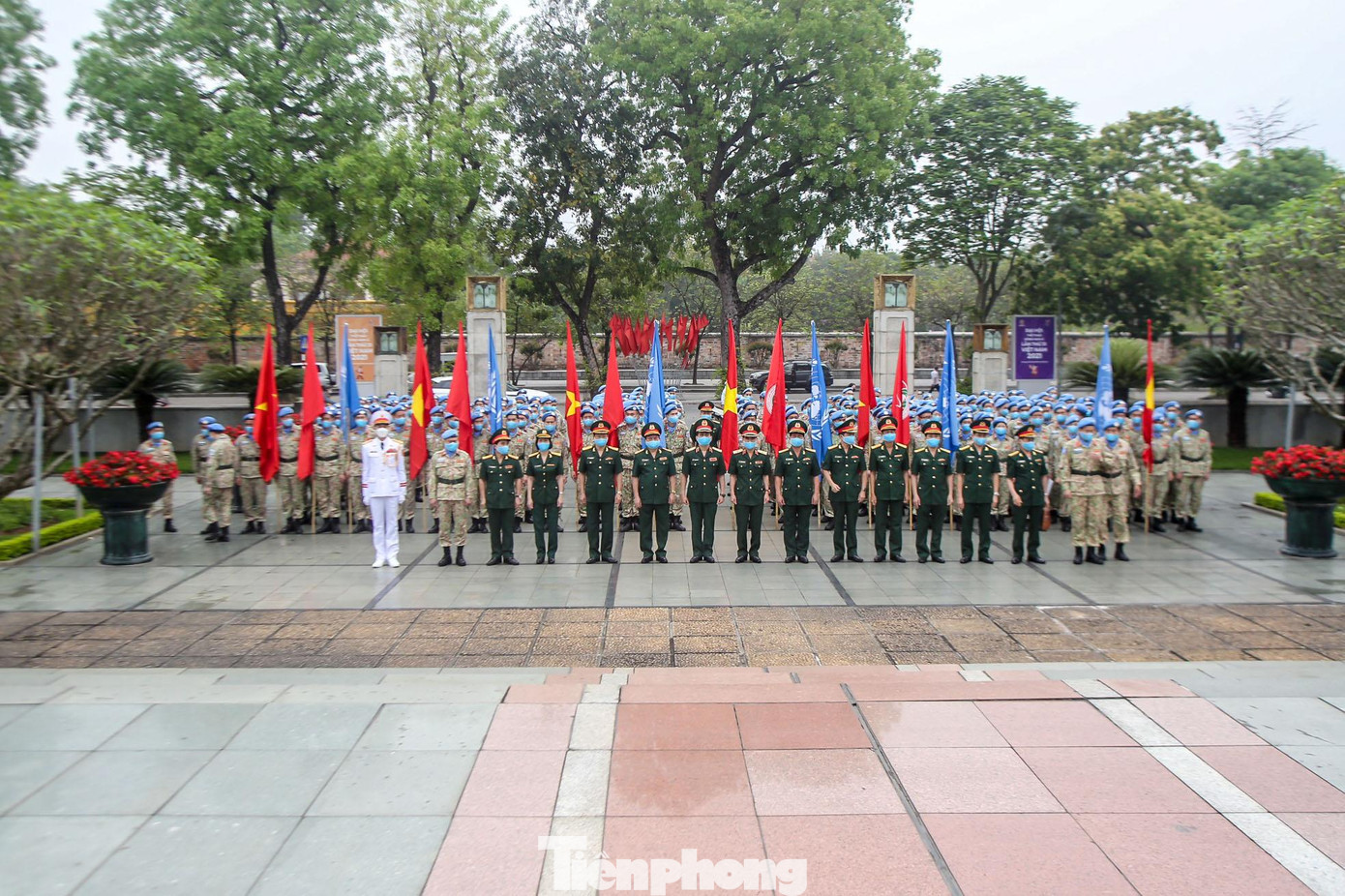 Các cán bộ chiến sĩ của Cục Gìn giữ hoà bình có mặt trước đài tưởng niệm Bắc Sơn sáng 21/4