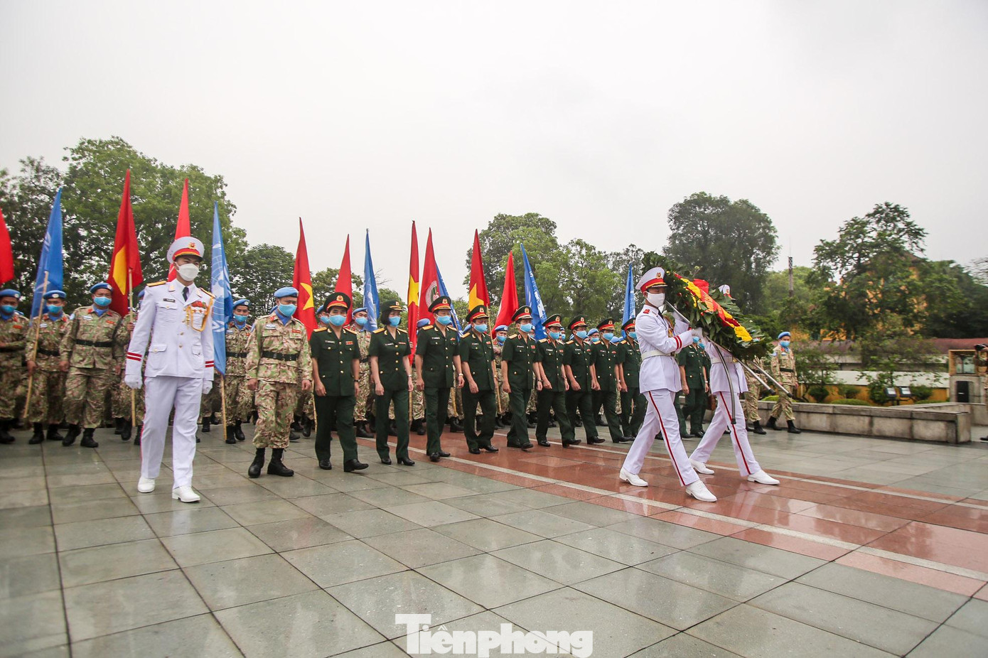 Đặt vòng hoa, tưởng niệm các Anh hùng liệt sĩ tại Đài tưởng niệm Bắc Sơn.