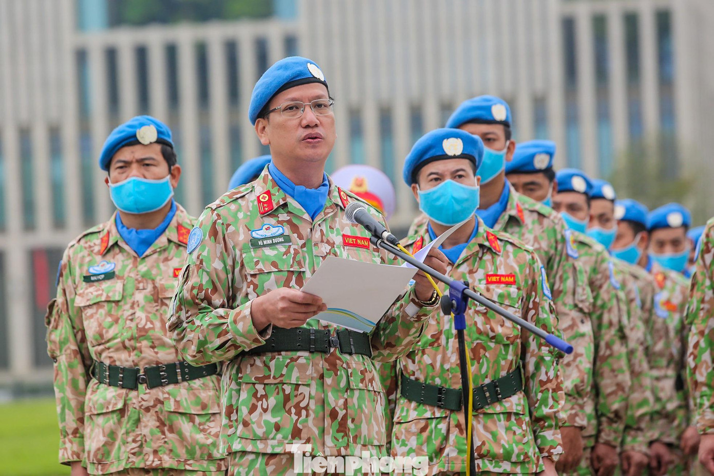 Trung tá Vũ Minh Dương, bác sĩ quân y Bệnh viện dã chiến cấp 2 số 4 cho biết, anh cùng đơn vị sẽ lên đường thực hiện nhiệm vụ tại Cộng Hòa Nam Sudan, một đất nước châu Phi xa xôi. "Chúng cháu nhận thức được rằng, nhiệm vụ của Bệnh viện không chỉ là chăm sóc và bảo vệ sức khỏe cho các lực lượng tại các phái bộ của Liên Hợp Quốc, mà còn thể hiện trách nhiệm và sự chung tay góp sức của nhân dân Việt Nam đối với sứ mệnh gìn giữ hoà bình của nhân loại. Năm xưa, vâng lời Bác, các thế hệ cha anh đã xẻ dọc Trường Sơn đi cứu nước. Nay, vâng lời Bác, chúng cháu sẽ tiếp bước cha anh, lên đường hướng tới mọi vùng đất bên ngoài quốc gia lãnh thổ Việt Nam, đem sức trẻ, trí tuệ, lòng nhiệt huyết, tinh thần yêu chuộng hòa bình của dân tộc ta đến với bạn bè quốc tế; đó cũng là để góp phần bảo vệ vững chắc Tổ quốc Việt Nam xã hội chủ nghĩa từ sớm, từ xa", Trung tá Vũ Minh Dương hứa với Bác.