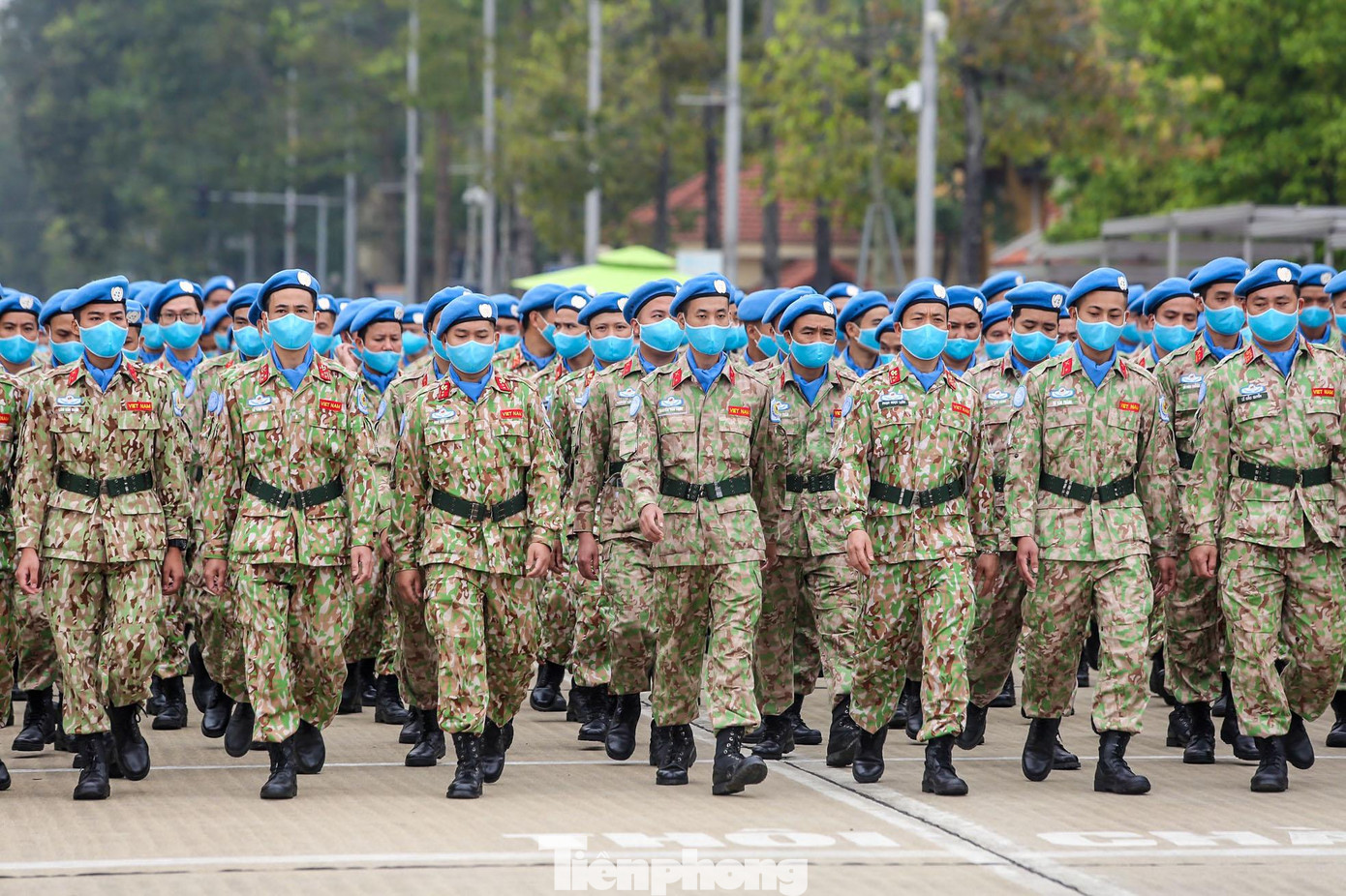 247 chiến sĩ thuộc Đội Công binh số 1 và Bệnh viện dã chiến cấp 2 số 4 (Cục Gìn giữ hòa bình Việt Nam) trước khi lên đường thực hiện nhiệm vụ đã vào Lăng Chủ tịch Hồ Chí Minh để dâng hương, phát động thi đua vào sáng 21/4