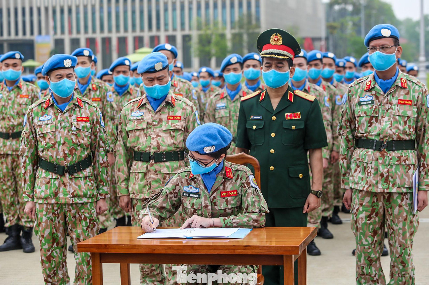 Các cán bộ ký giao ước thi đua tại Quảng trường Ba Đình.