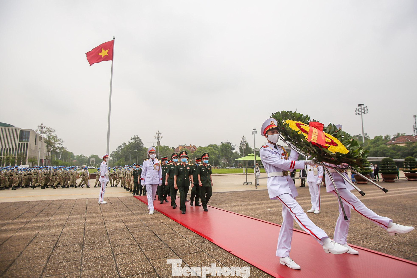 Đặt hoa và vào Lăng viếng Chủ tịch Hồ Chí Minh.