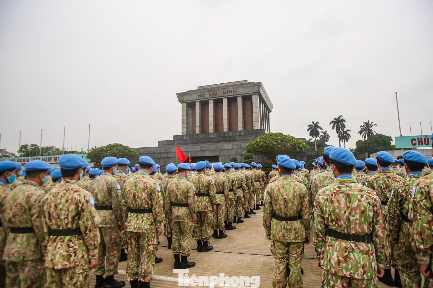 Cán bộ, chiến sĩ xúc động làm lễ chào cờ, lắng nghe lại giọng nói của Bác Hồ về phong trào thi đua ái quốc.