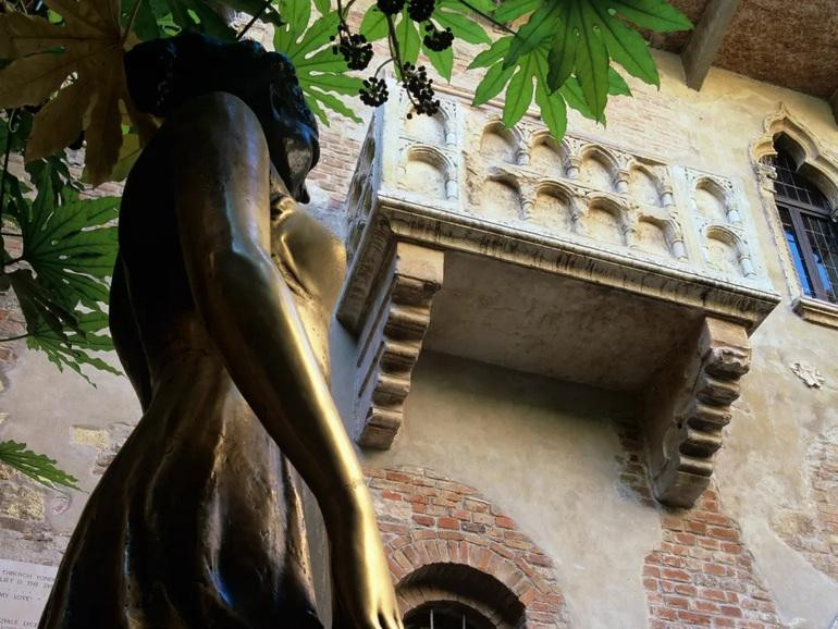 Khi trùng tu công trình, người ta đã cho xây dựng thêm ban công và gọi là "ban công tình yêu", giống như những gì được khắc họa trong vở kịch (Ảnh: Daily Mail).