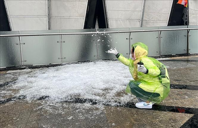 Du khách thích thú với hiện tượng kỳ thú này trên đỉnh Fansipan. Ảnh: Quốc Khánh/TTXVN Du khách thích thú với hiện tượng kỳ thú này trên đỉnh Fansipan. Ảnh: Quốc Khánh/TTXVN