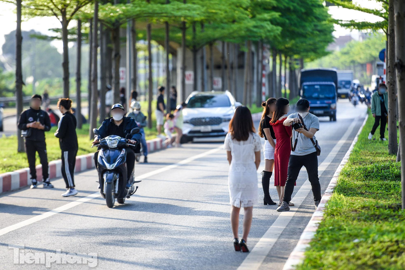 "Thật nguy hiểm, đứng trên dải phân cách cũng có thể có những bức ảnh đẹp rồi nên không cần phải mạo hiểm tràn xuống lòng đường", một người dân chia sẻ.