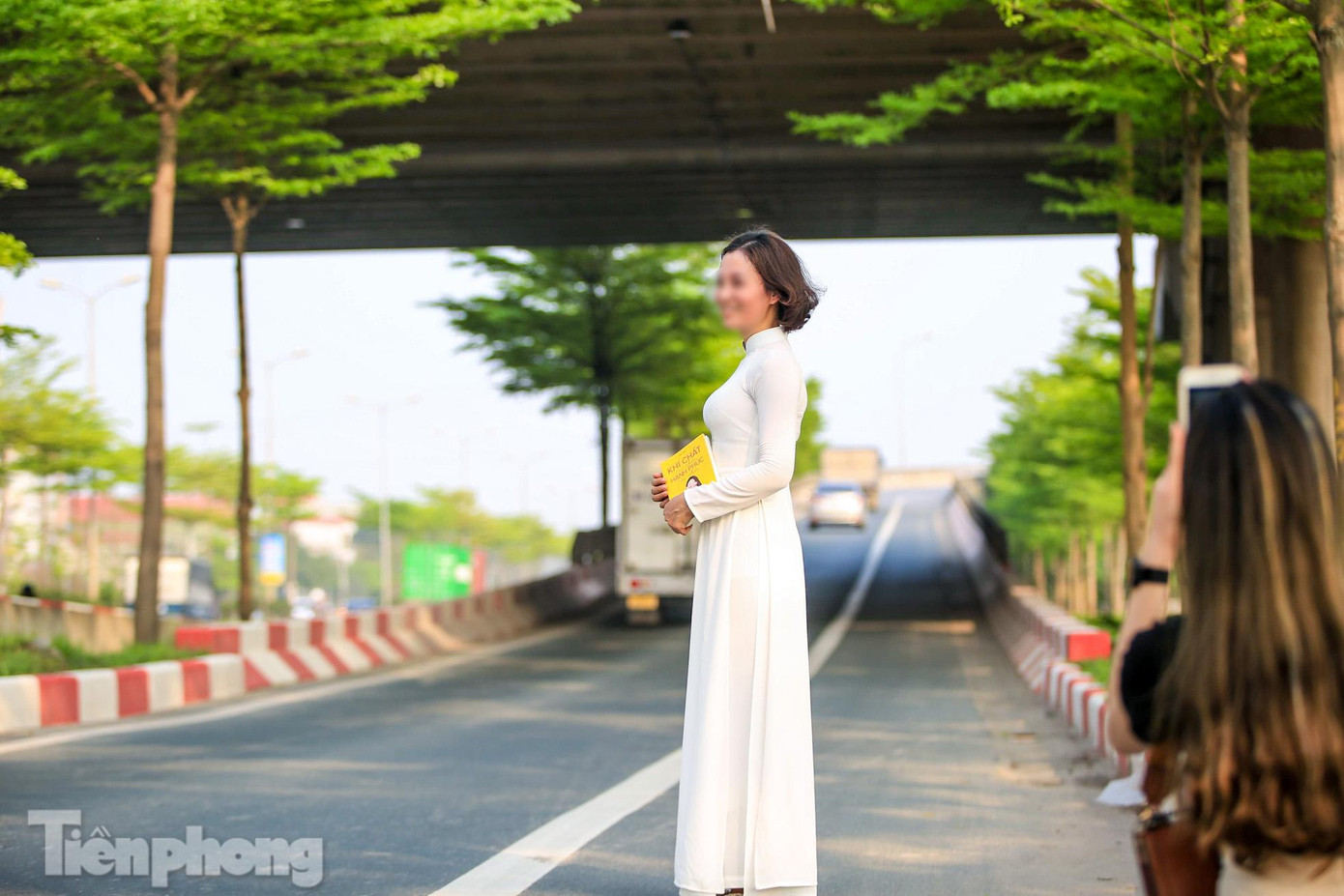 Tuy nhiên, theo ghi nhận của PV, nhiều người vì để có được tấm hình ưng ý đã sẵn sàng men theo dải phân cách hoặc xuống hẳn lòng đường để chụp, bất chấp nguy hiểm, an toàn giao thông.