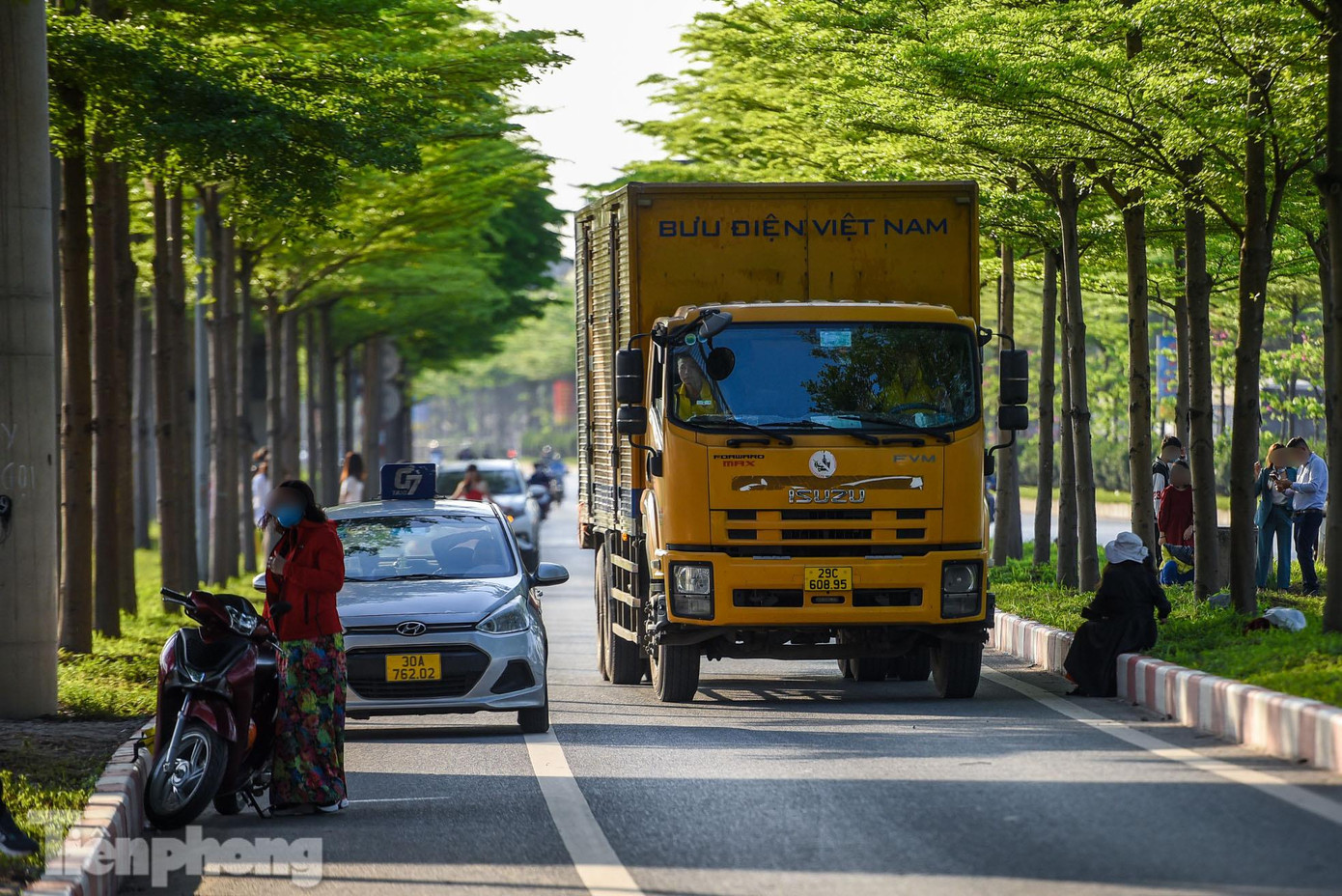 Nhiều xe ô tô khi qua đây phải giảm tốc độ, bấm còi inh ỏi.