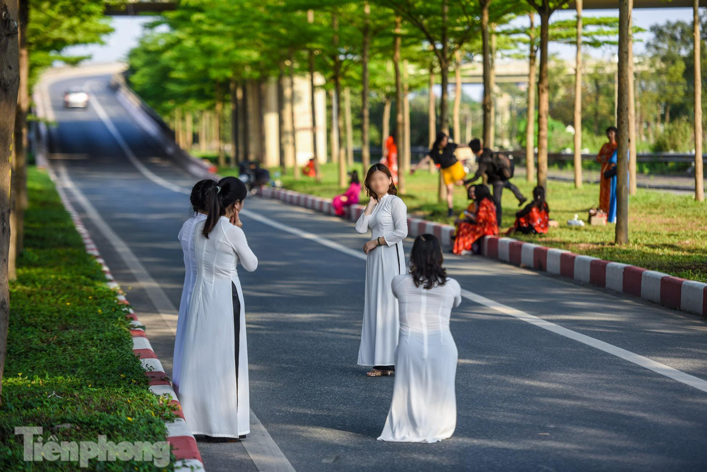 Thậm chí, người dân còn tụ thành nhóm chiếm trọn lòng đường để chụp ảnh.