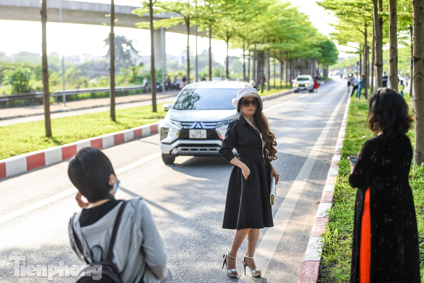 Một số người vẫn thả dáng chụp ảnh ngay dưới lòng đường mặc cho xe ô tô đang chạy ở tốc độ cao.