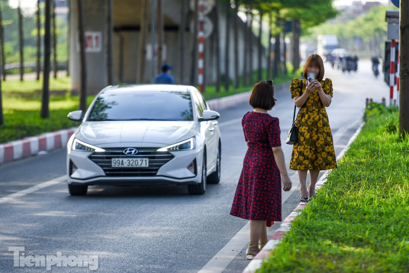 Nằm tại nút giao với Quốc lộ 5, vì vậy nhiều phương tiện di chuyển qua đây đều đi với tốc độ cao, việc xuống lòng đường tiềm ẩn nhiều nguy cơ tai nạn.