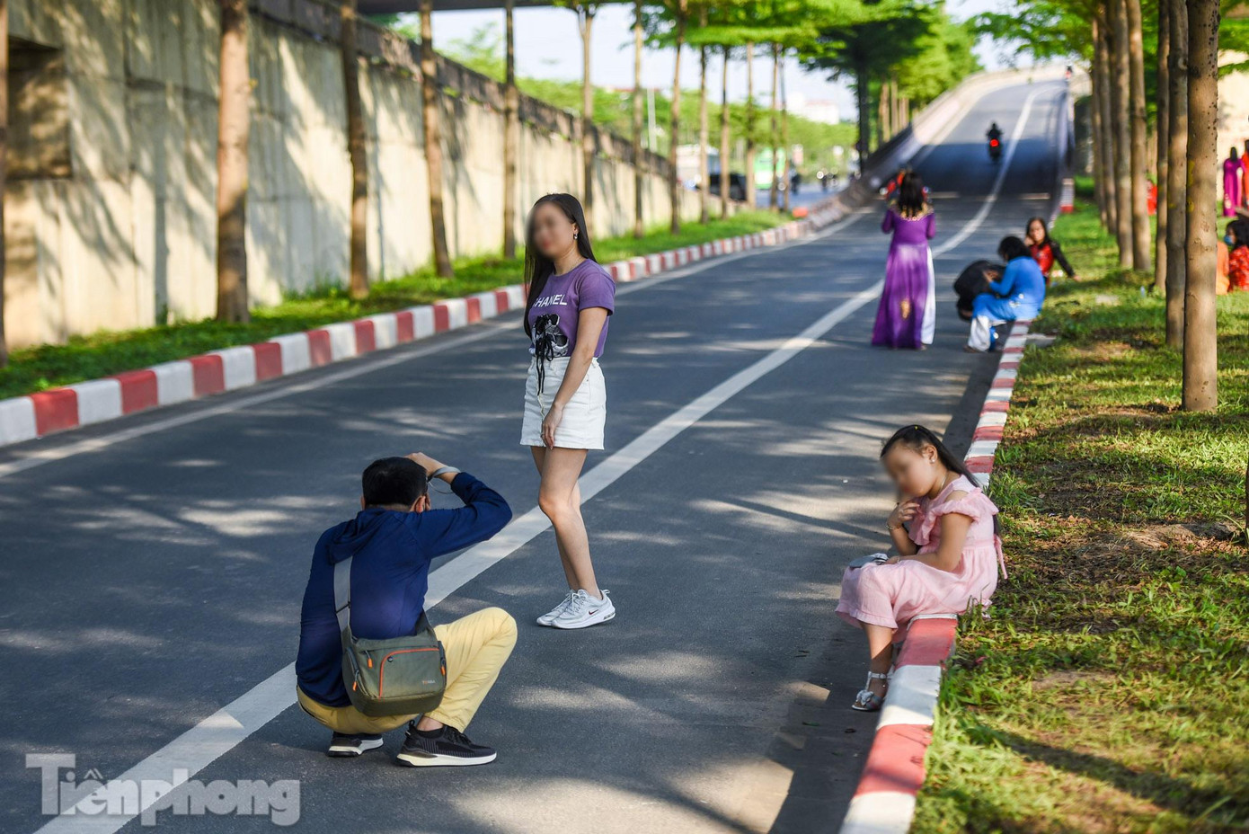"Chúng tôi quan sát rất kỹ, khi thấy đường vắng mới dám xuống chụp ảnh, khi thấy xe thì lại chạy vào trong", một du khách chia sẻ.