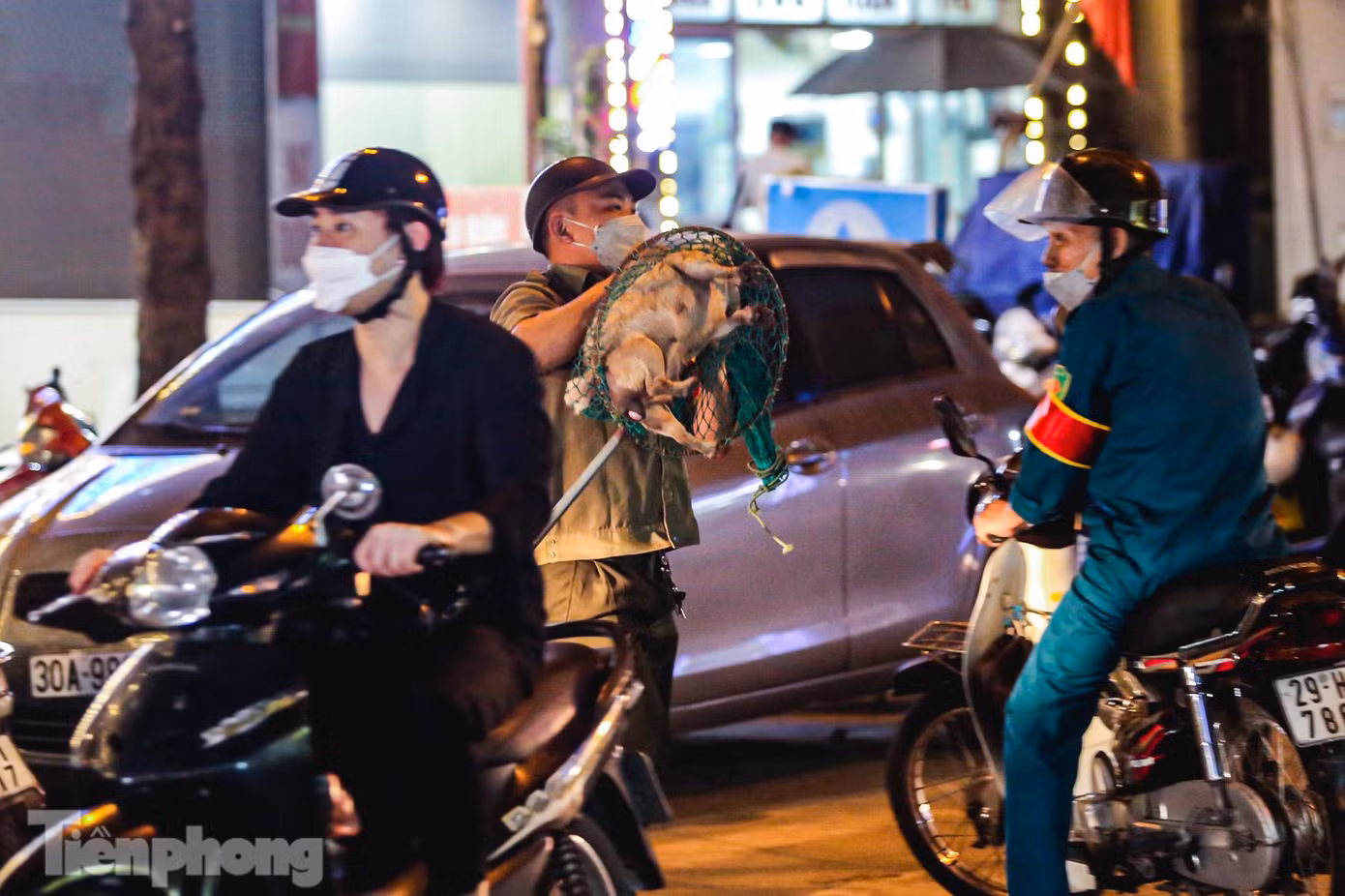 "Chó vi phạm sẽ được đưa về phường nuôi nhốt và cho ăn, sau đó phát loa thông báo tìm chủ nuôi. Thường có hai lỗi bị xử phạt là không tiêm chủng và thả chó ra đường, với mỗi lỗi này, chủ nuôi chó bị phạt 1.500.000 đồng", ông Bắc cho biết. "Chó vi phạm sẽ được đưa về phường nuôi nhốt và cho ăn, sau đó phát loa thông báo tìm chủ nuôi. Thường có hai lỗi bị xử phạt là không tiêm chủng và thả chó ra đường, với mỗi lỗi này, chủ nuôi chó bị phạt 1.500.000 đồng", ông Bắc cho biết.