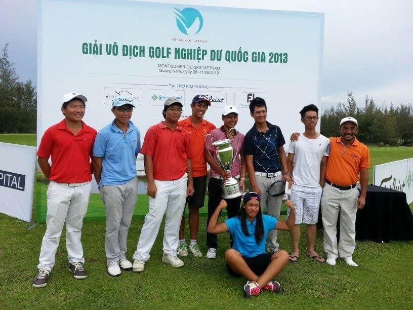 Vũ Nguyễn (thứ 3 từ trái sang) cùng các vận động viên của đội tuyển golf Hà Nội tại giải vô địch golf nghiệp dư Quốc gia 2013.