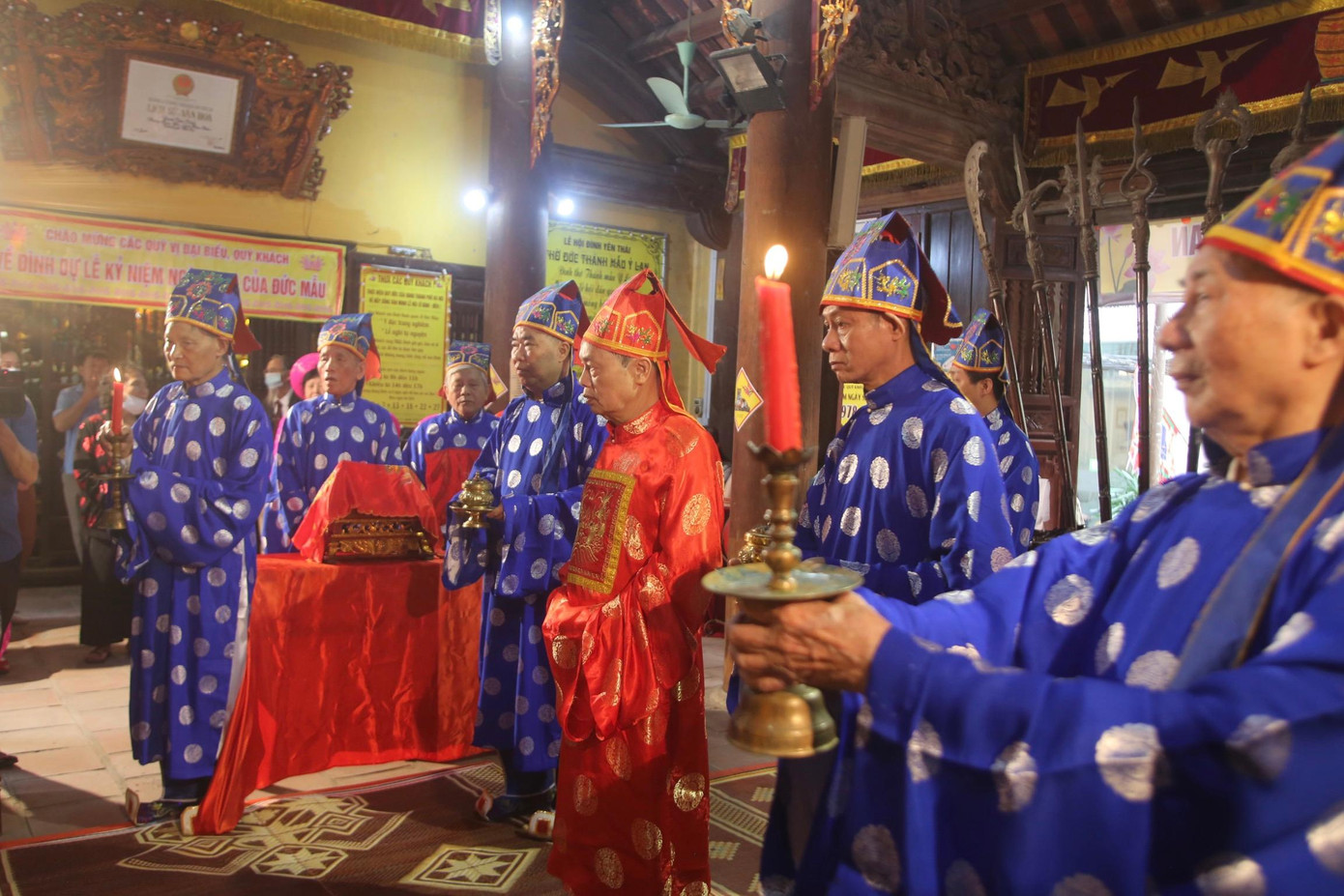 Đội tế của dân làng An Thái và phường hành lễ tế dâng hương kỷ niệm 978 năm ngày sinh Nguyên phi Hoàng Thái hậu Ỷ Lan.