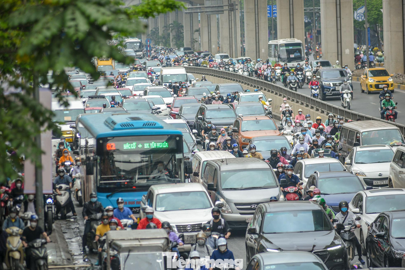 Hình ảnh trên đường Nguyễn Trãi, đoạn nút giao đường Vành đai 3 vào giờ cao điểm sáng nay.
