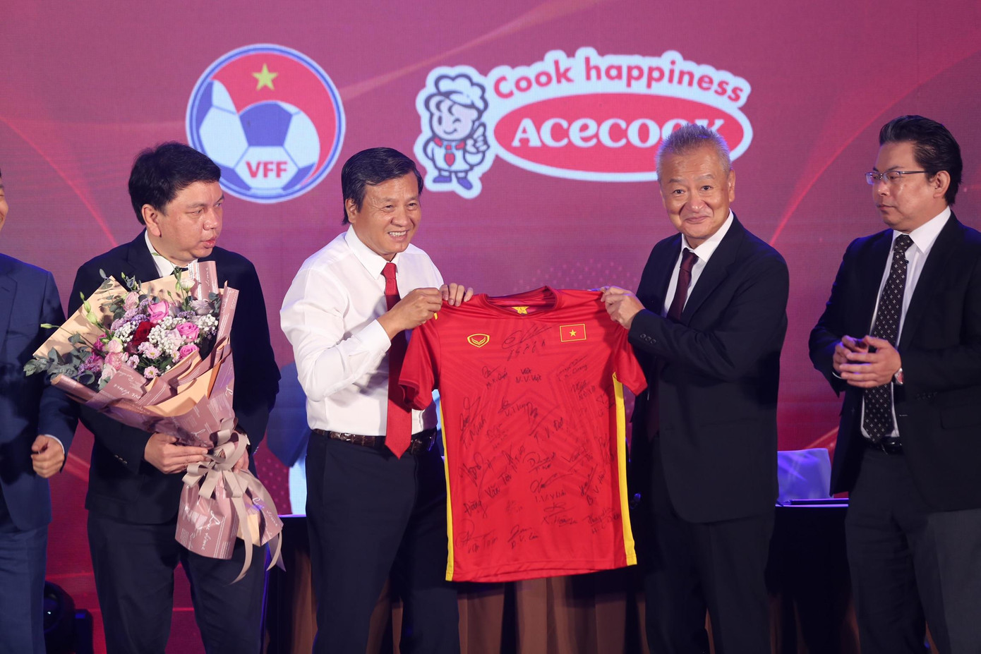 Phó Chủ tịch VFF tặng áo đấu có chữ ký của các cầu thủ đội tuyển Việt Nam cho đại diện nhà tài trợ.