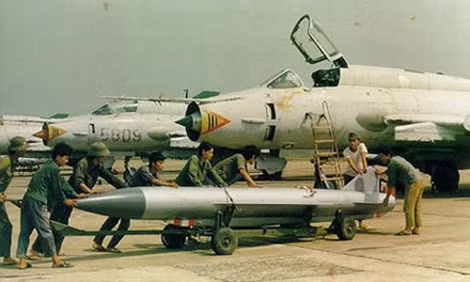 Chiến đấu cơ hiện đại nhất Không quân Nhân dân Việt Nam khi đó Su-22M được cơ động vào Trường Sa