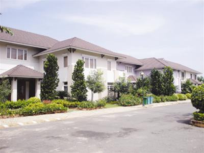 Những biệt thự (xây trên dự án sân golf) đã và đang được rao bán - Ảnh: PV