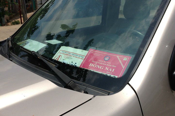 Một ôtô với logo Đài truyền hình TP.HCM dán trước kính xe. Với logo này ai cũng có thể làm được dù không liên quan gì đến đài HTV. Tuy nhiên nó cũng "có giá trị" khi lưu thông trên đường nếu lỡ vi phạm giao thông cũng dễ được thông cảm. Một ôtô với logo Đài truyền hình TP.HCM dán trước kính xe. Với logo này ai cũng có thể làm được dù không liên quan gì đến đài HTV. Tuy nhiên nó cũng