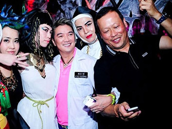 Đàm Vĩnh Hưng hóa trang thành bác sĩ Cát Tường. Đàm Vĩnh Hưng bác sĩ Cát Tường