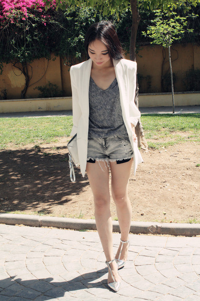 Trong tủ đồ nhà bạn hẳn không thể thiếu quần shorts. Với chức năng mang lại sự thoải mái, năng động cũng như giúp bạn gái “khoe” đôi chân thon cuốn hút, quần shorts lúc nào cũng được xếp vào list những món đồ cô nàng nào cũng phải có mỗi khi hè tới. Bạn sẽ vô cùng nổi bật cùng short hoa mang nhiều màu sắc được cách điệu với các họa tiết hoa nhỏ, to khác nhau. Bạn nên kết hợp short họa tiết hoa với áo có gam màu đơn sắc như màu đen, màu be, màu trắng... Khắc phục nhược điểm của quần short hơi thô cứng và chật chội hay những chiếc váy ngắn khiến chúng mình có thể gặp sự cố “hớ hênh” khi vận động, quần short váy là sự kết hợp hoàn hảo để teen girl khoe vẻ đáng yêu, xinh xắn mà cực kỳ thoải mái. Ngoài ra, các kiểu quần short màu sặc sỡ hay short đều có thể đem đến cho bạn gái nét trẻ trung năng động trong ngày hè.