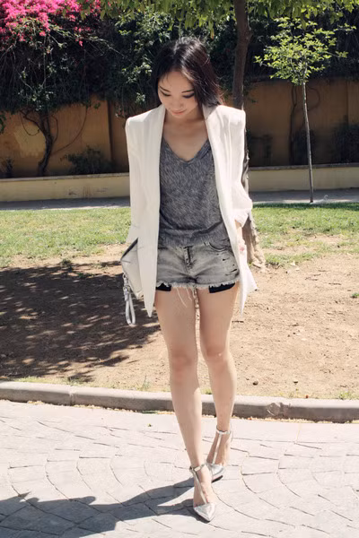 Trong tủ đồ nhà bạn hẳn không thể thiếu quần shorts. Với chức năng mang lại sự thoải mái, năng động cũng như giúp bạn gái “khoe” đôi chân thon cuốn hút, quần shorts lúc nào cũng được xếp vào list những món đồ cô nàng nào cũng phải có mỗi khi hè tới. Bạn sẽ vô cùng nổi bật cùng short hoa mang nhiều màu sắc được cách điệu với các họa tiết hoa nhỏ, to khác nhau. Bạn nên kết hợp short họa tiết hoa với áo có gam màu đơn sắc như màu đen, màu be, màu trắng... Khắc phục nhược điểm của quần short hơi thô cứng và chật chội hay những chiếc váy ngắn khiến chúng mình có thể gặp sự cố “hớ hênh” khi vận động, quần short váy là sự kết hợp hoàn hảo để teen girl khoe vẻ đáng yêu, xinh xắn mà cực kỳ thoải mái. Ngoài ra, các kiểu quần short màu sặc sỡ hay short đều có thể đem đến cho bạn gái nét trẻ trung năng động trong ngày hè.