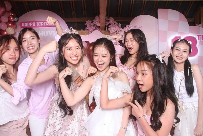 Những gương mặt xuất hiện trong bữa tiệc sinh nhật của Jenny Huỳnh không chỉ xinh đẹp mà còn giành được nhiều thành tích trong học tập và công việc (Ảnh: FBNV).