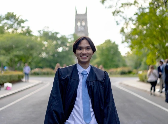 Trí Trường tốt nghiệp Đại học Duke (Mỹ) vào tháng 5. Anh cho rằng, phần lớn thành công của mình nhờ vào nền tảng kinh tế ổn định từ gia đình (Ảnh: Handout). Trí Trường tốt nghiệp Đại học Duke (Mỹ) vào tháng 5. Anh cho rằng, phần lớn thành công của mình nhờ vào nền tảng kinh tế ổn định từ gia đình (Ảnh: Handout).