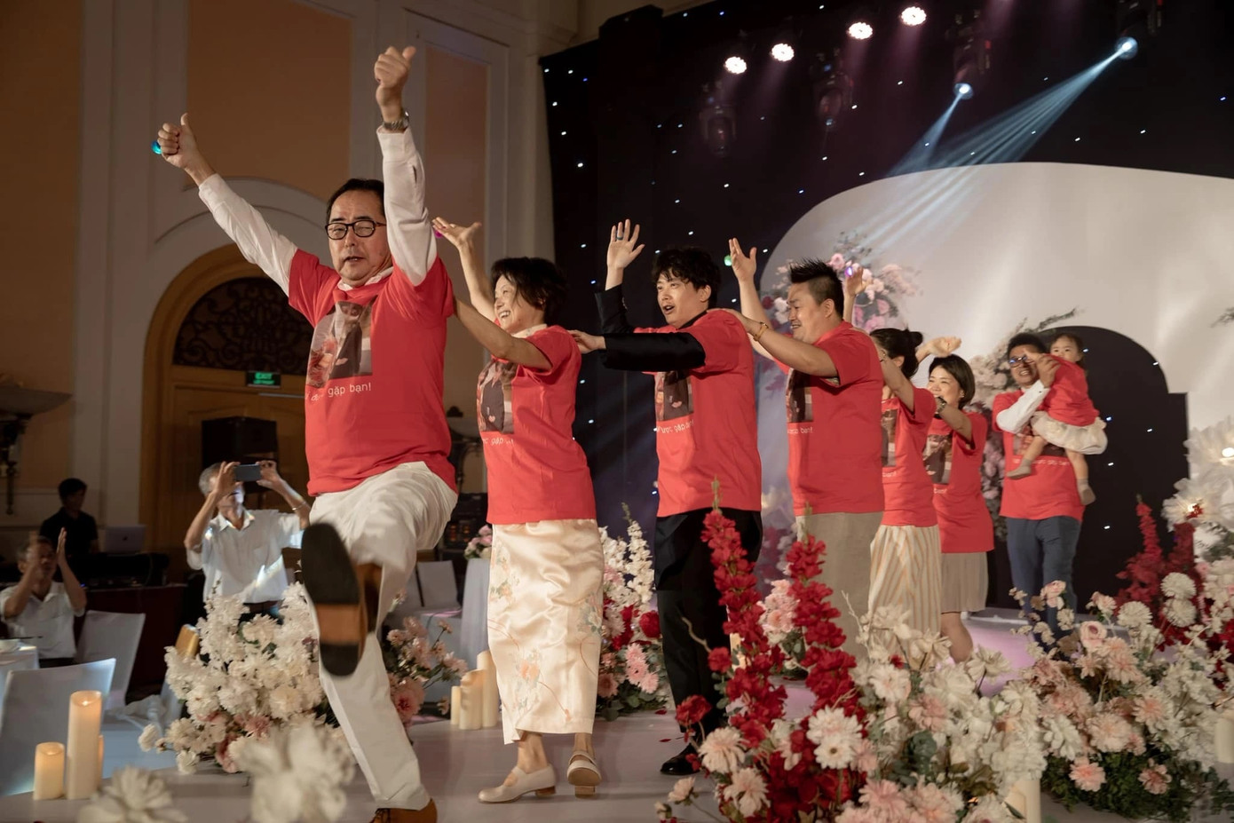 Gia đình Shu Taro mặc "đồng phục" in hình cô dâu - chú rể, biểu diễn tiết mục văn nghệ tặng thông gia (Ảnh: Nhân vật cung cấp).