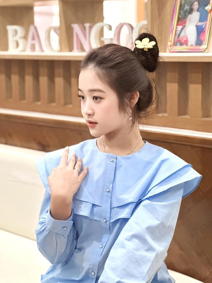 Lê Huỳnh Bảo Ngọc (SN 2008) từng giành vị trí á quân cuộc thi "Đồ Rê Mí 2015". Với nét đẹp trong trẻo và nụ cười rạng rỡ, cô còn được người hâm mộ nhớ tới với biệt danh "hoa khôi nhí Tây Đô" (Ảnh: FBNV).