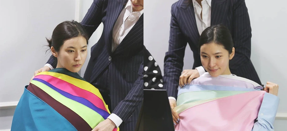 Khách hàng được ướm thử nhiều loại vải khác nhau nhằm tìm ra màu sắc phù hợp (Ảnh: Time). Khách hàng được ướm thử nhiều loại vải khác nhau nhằm tìm ra màu sắc phù hợp (Ảnh: Time).