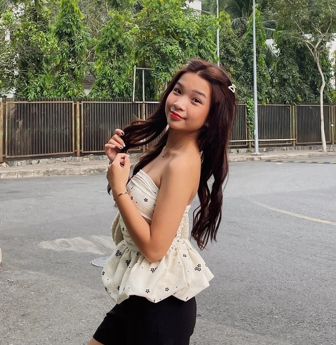 Nguyễn Việt Thiên Thư (SN 2007) là một trong những YouTuber "cùng thời" với Jenny Huỳnh. Cả hai thường xuyên được đưa lên "bàn cân" so sánh. Hiện tại, kênh YouTube của nữ sinh thu hút 650.000 lượt theo dõi và 109 triệu lượt xem (Ảnh: FBNV).