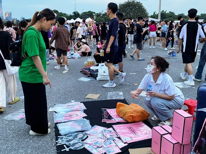 Sát giờ biểu diễn đêm concert thứ 2, Linh bán được 80% số hàng nhập về. Cô cho biết có thể thở phào vì đã gỡ đủ số vốn bỏ ra (Ảnh: Minh Quang).