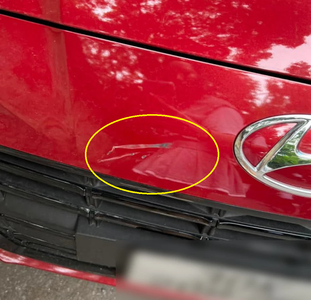 Vệt xước trên ô tô do Nguyệt Anh vô ý gây ra.