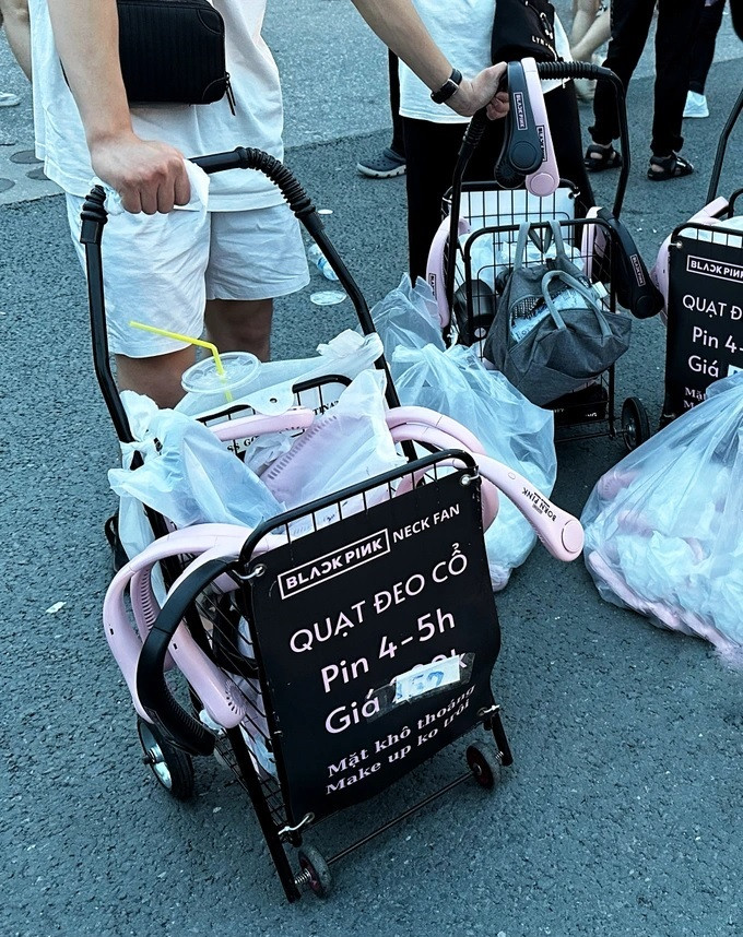 Bán quạt pin vì nghĩ "không ai chịu được cái nóng của Hà Nội" nhưng hai ngày concert Blackpink liên tục mưa lớn (Ảnh: Thanh Thúy).