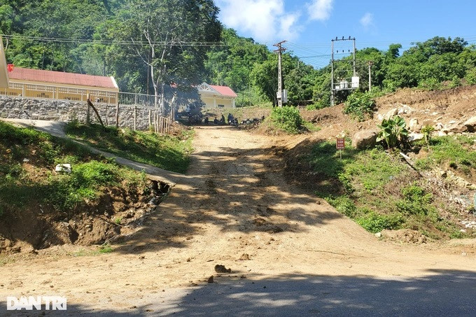 Con đường từ khu phố Buốn vào suối Liệng, ô tô có thể vào tận nơi mua nông sản do anh Đợi bỏ vốn đầu tư, người dân cùng hiến đất (Ảnh: Hạnh Linh). Con đường từ khu phố Buốn vào suối Liệng, ô tô có thể vào tận nơi mua nông sản do anh Đợi bỏ vốn đầu tư, người dân cùng hiến đất (Ảnh: Hạnh Linh).