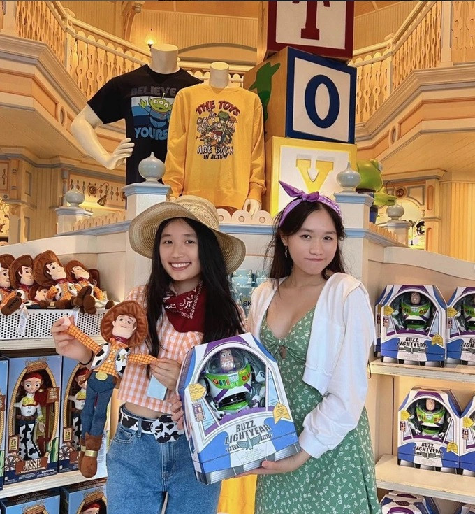 Là bạn thân và thường xuyên xuất hiện trong nhiều video của Jenny Huỳnh, Teresa Nguyễn từng học ở một trường quốc tế tại Việt Nam. Tuy nhiên, trong thời gian nghỉ hè, cô thường đi du lịch tại nhiều quốc gia trên thế giới và sang Mỹ gặp người bạn thân của mình (Ảnh: IGNV).