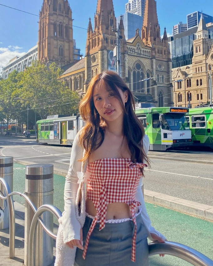 Nổi tiếng trên mạng xã hội với những đề tài về du học sinh, Vừng (tên thật Lê Nam Thuận An, SN 2002) được mệnh danh là "chiến thần" săn học bổng. Cô từng giành được học bổng du học Nhật Bản toàn phần tại trường United World College (UWC) và học bổng trị giá 7,2 tỷ đồng từ Đại học Cornell - ngôi trường nằm trong top đầu tại Mỹ (Ảnh: FBNV).