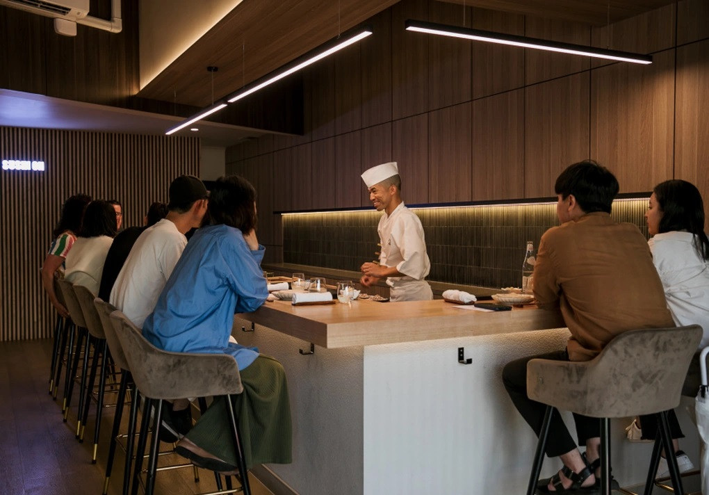 Tại Hàn Quốc, nhà hàng phục vụ theo phong cách "omakase" là địa điểm hẹn hò yêu thích của nhiều người trẻ có thu nhập cao (Ảnh: Amy Hemmings). Tại Hàn Quốc, nhà hàng phục vụ theo phong cách "omakase" là địa điểm hẹn hò yêu thích của nhiều người trẻ có thu nhập cao (Ảnh: Amy Hemmings).